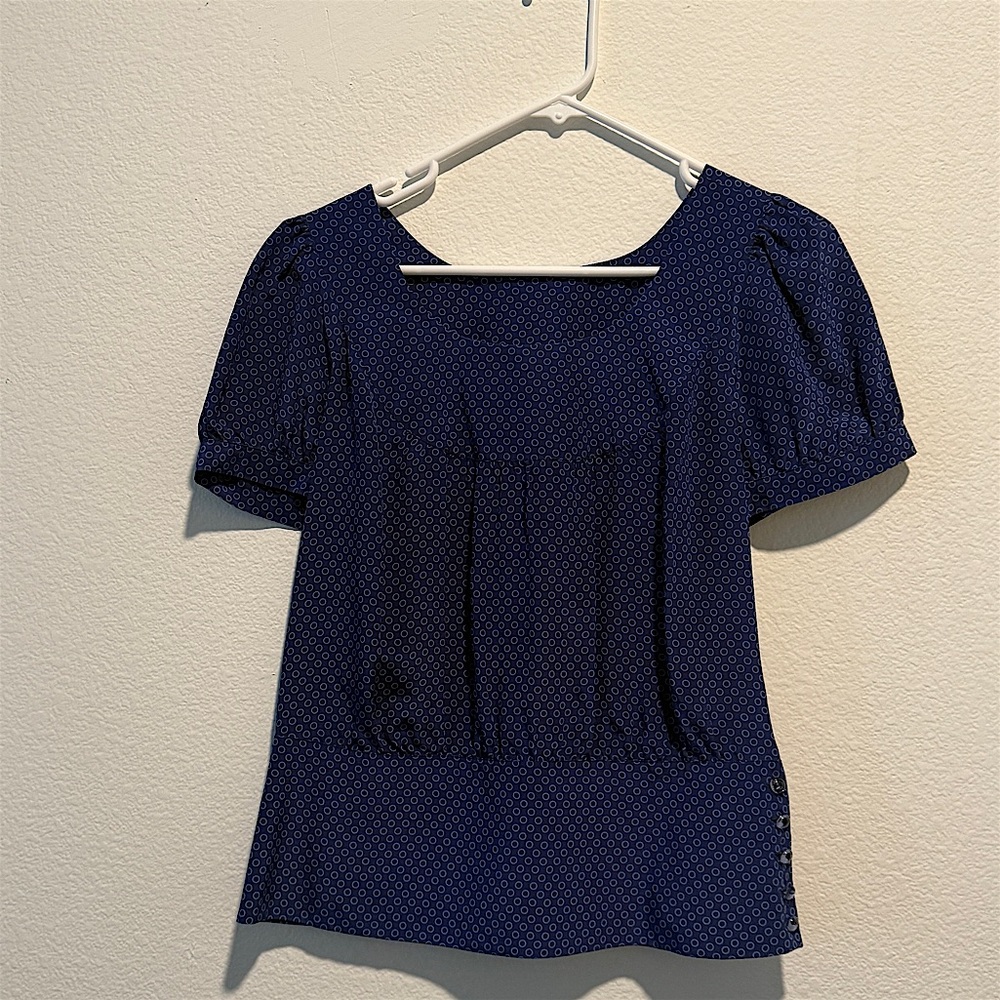 Fossil brand blouse in a beautiful blue color with a circle pattern
